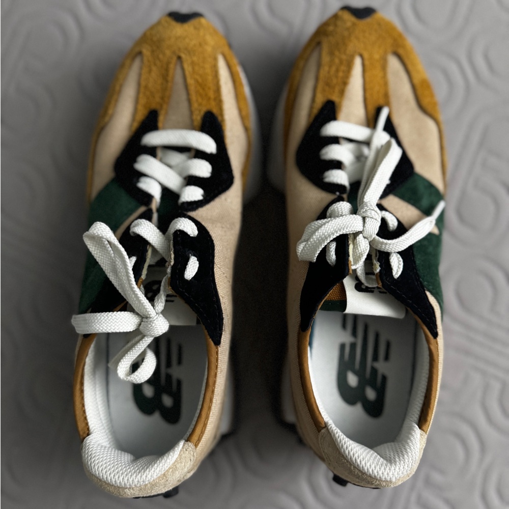 New Balance 327 Sneakers in Workwear/Nightwatch Green